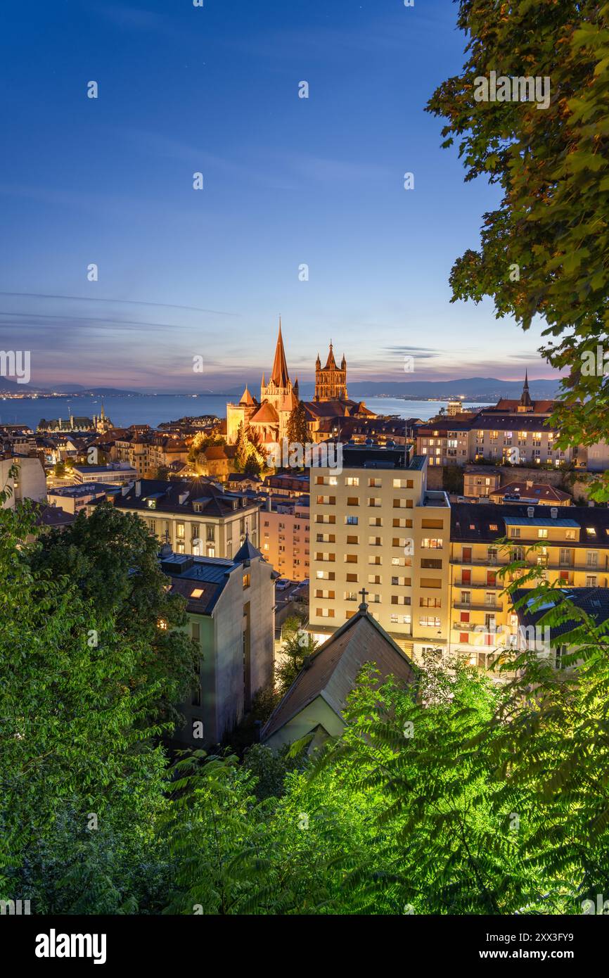 Lausanne, Schweiz historische Innenstadt bei Sonnenuntergang im frühen Herbst. Stockfoto