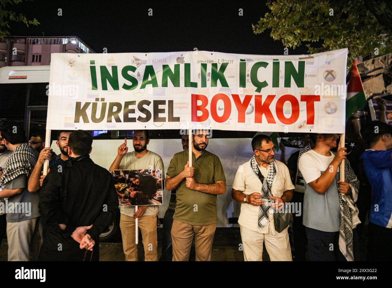 Gaziantep, Turkiye. August 2024. Türkische Demonstranten protestieren vor dem Starbucks Kaffeehaus in Gaziantep, Südturkiye. Demonstranten brachten Bilder von Kindern aus Gaza auf, die im laufenden israelischen Krieg gegen die palästinensische Enklave gefangen waren, und riefen zu einem Boykott von Unternehmen auf, die Israel unterstützen Stockfoto