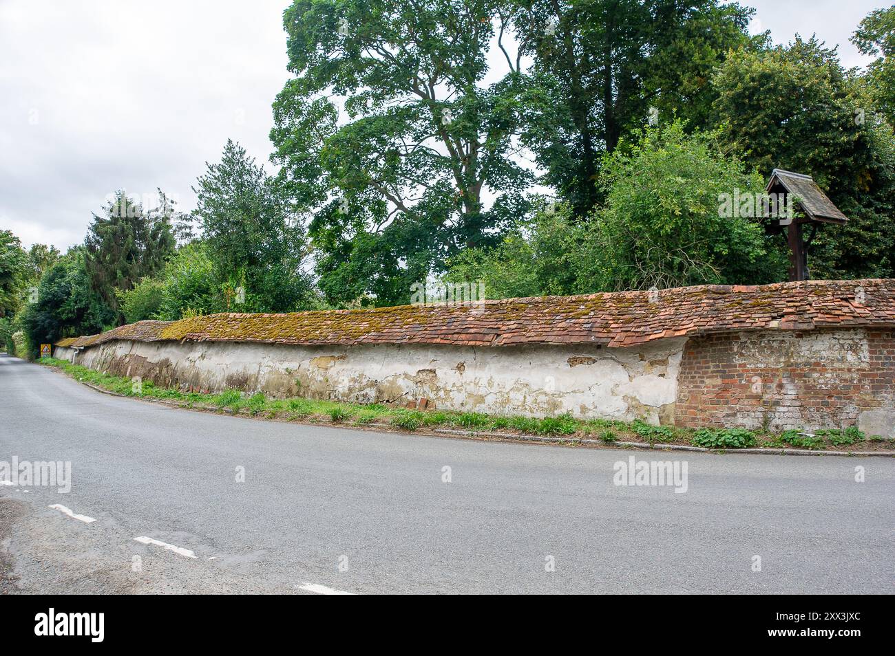 Taplow, Buckinghamshire, Großbritannien. August 2024. Die alten Mauern der Burnham Abbey in Taplow, Buckinghamshire, eines der letzten erhaltenen mittelalterlichen Klöster Großbritanniens, das zum Verkauf angeboten wurde. Die Abtei wurde 1266 erbaut und ist für 3,5 Millionen Pfund auf dem Markt. Die Abtei war zuletzt die Heimat anglikanischer Nonnen, der Gesellschaft des kostbaren Blutes. Kredit: Maureen McLean/Alamy Stockfoto