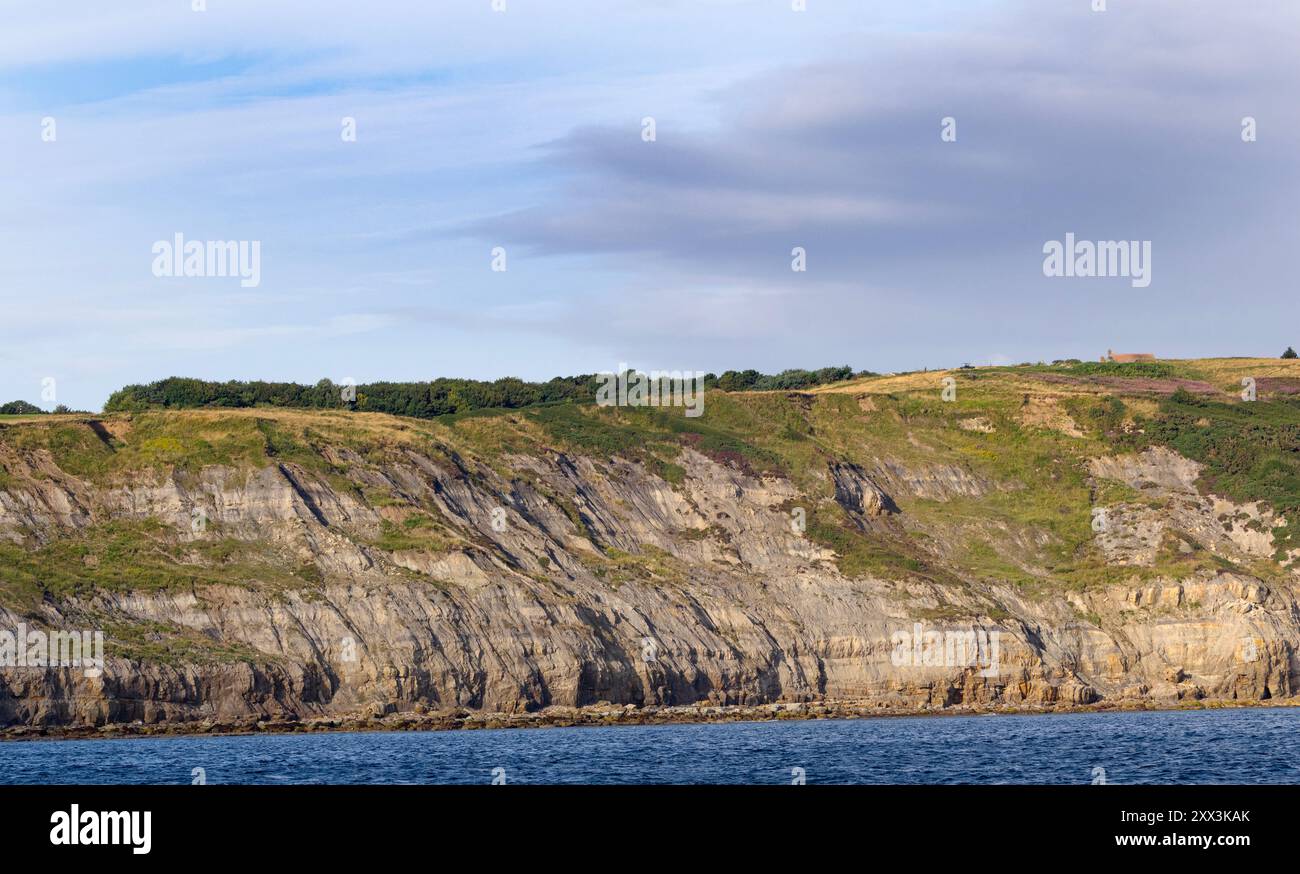 Die Überlagerung der Felsen aus der Jurassic-Ära ist an der Yorkshire Coast deutlich zu erkennen. Diese Sedimentgesteine variieren von Sandsteinen, Siltsteinen und Schiefer Stockfoto