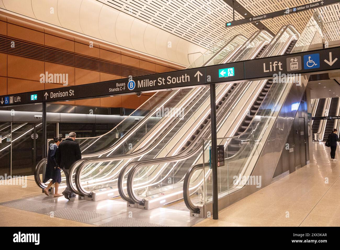 Sydney Metro City ist Australiens größtes öffentliches Transportprojekt. Sydney Metro City wurde am 19. August 2024 für Passagiere eröffnet und verkehrte fahrerlose Transitzüge zwischen Chatswood im Norden und Sydenham im Süden durch das Stadtzentrum von Sydney mit Haltestellen in Gadigal, Barangaroo, Crows Nest und Martin Place. Abbildung: Bahnsteige und Halle am Victoria Cross. Donnerstag, 22. August 2024. Martin Berry @alamy Live News. Stockfoto