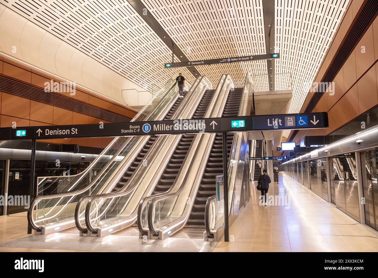 Sydney Metro City ist Australiens größtes öffentliches Transportprojekt. Sydney Metro City wurde am 19. August 2024 für Passagiere eröffnet und verkehrte fahrerlose Transitzüge zwischen Chatswood im Norden und Sydenham im Süden durch das Stadtzentrum von Sydney mit Haltestellen in Gadigal, Barangaroo, Crows Nest und Martin Place. Abbildung: Bahnsteige und Halle am Victoria Cross. Donnerstag, 22. August 2024. Martin Berry @alamy Live News. Stockfoto