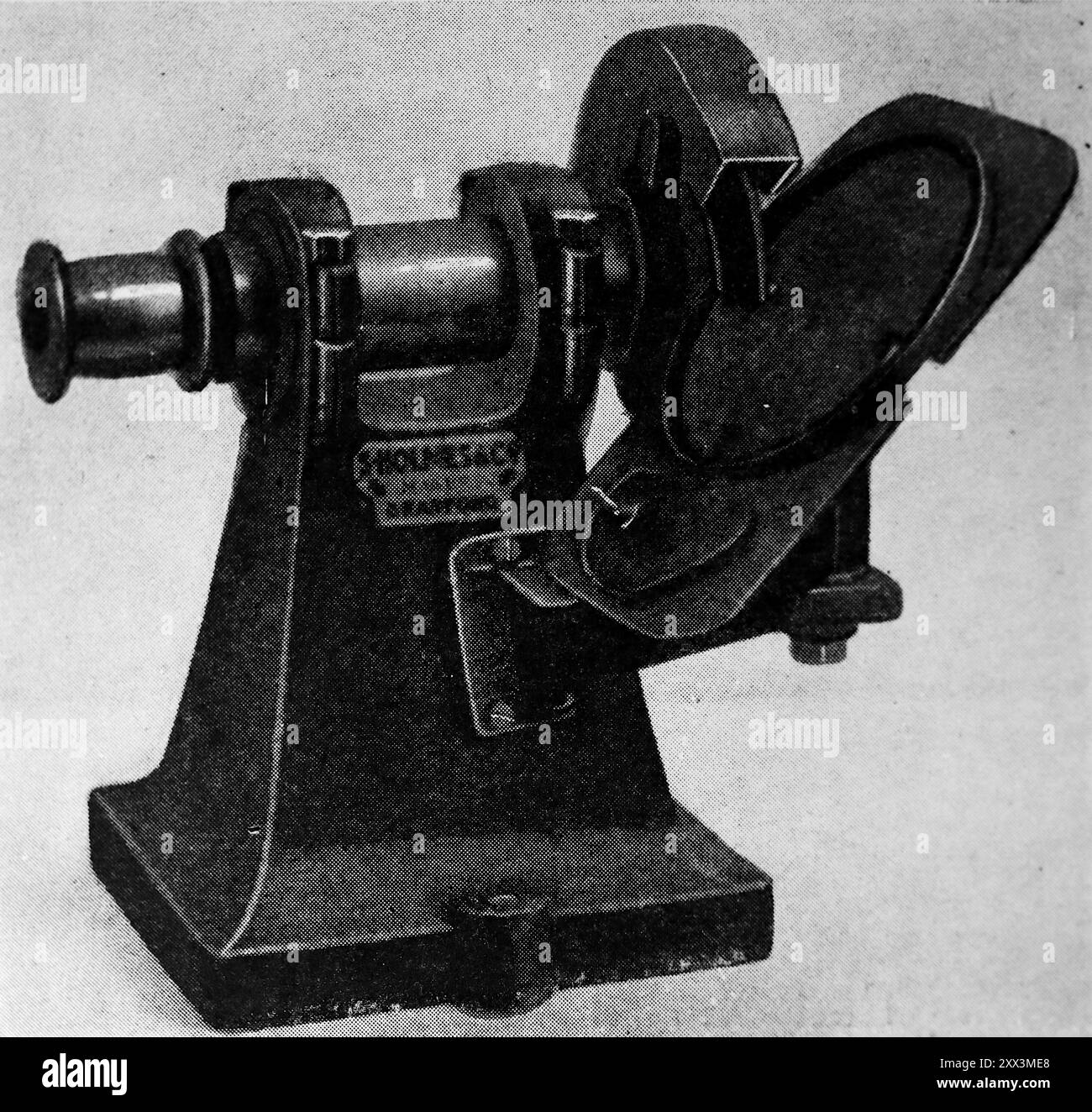 Die Kolbenring-Schlitzschleifmaschine von Holmes (Bradford, England). Diese Fotografie stammt von einer großen Auswahl von hauptsächlich nicht zugeschriebenen technischen Illustrationen und gedruckten Fotos, die ursprünglich 1936 veröffentlicht wurden. Größe und Qualität der Originale sind sehr unterschiedlich. Stockfoto
