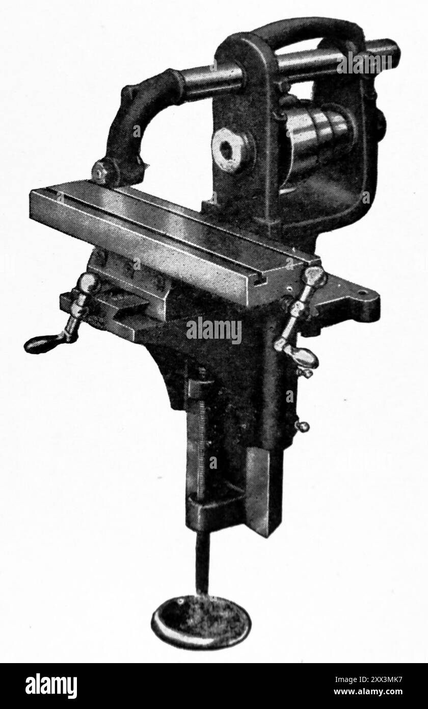 Eine einfache Tischfräsmaschine. Diese Fotografie stammt von einer großen Auswahl von hauptsächlich nicht zugeschriebenen technischen Illustrationen und gedruckten Fotos, die ursprünglich 1936 veröffentlicht wurden. Größe und Qualität der Originale sind sehr unterschiedlich. Stockfoto