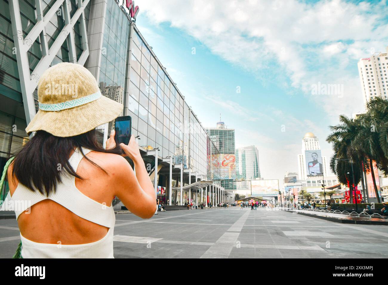 Bangkok, Thailand - 11. februar 2024: Touristenbesuch Foto machen Shopping in Pratu Nam Kreuzung. Pratunam ist Bangkoks wichtigstes geschäftszentrum Stockfoto