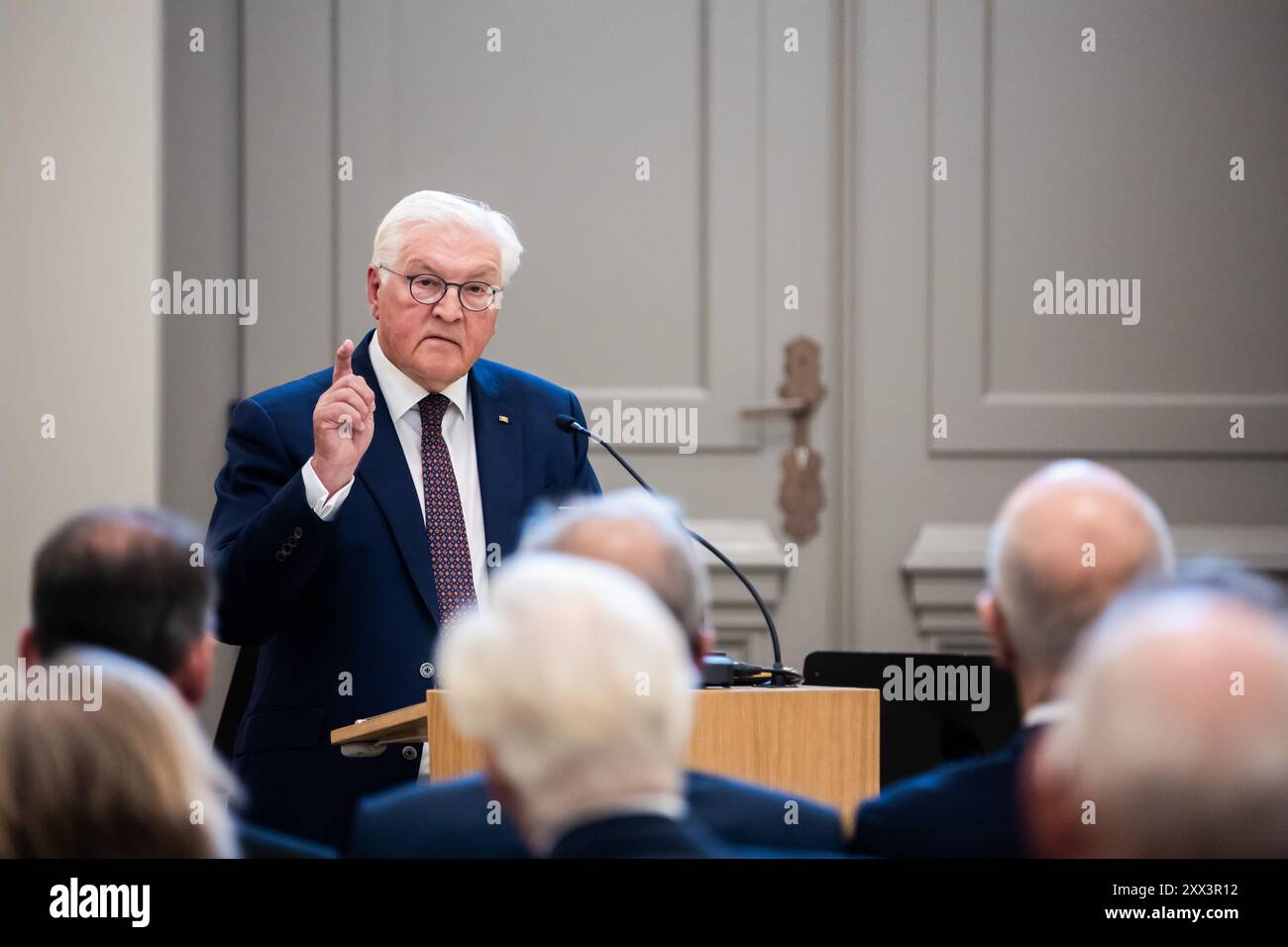 Potsdam, Deutschland. August 2024. Bundespräsident Frank-Walter Steinmeier, Schirmherr des Wiederaufbauprojekts, spricht bei der Eröffnungsfeier für den Turm der Garnisonkirche in Potsdam. Die Zeremonie markiert die Wiedereröffnung des wiederaufgebauten Turms der umstrittenen Garrison Church. Die Militärkirche von 1735 wurde während des Zweiten Weltkriegs verbrannt und die Überreste wurden 1968 gesprengt. Quelle: Christoph Soeder/dpa/Alamy Live News Stockfoto