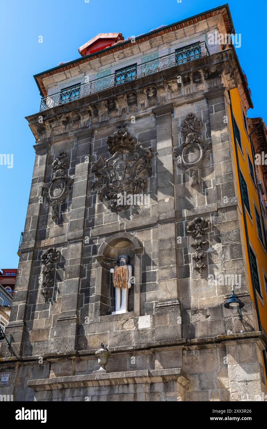 Monumentaler Brunnen mit einer Statue des Heiligen Johannes des Täufers auf dem Ribeira-Platz, Porto, Portugal, Südeuropa Stockfoto