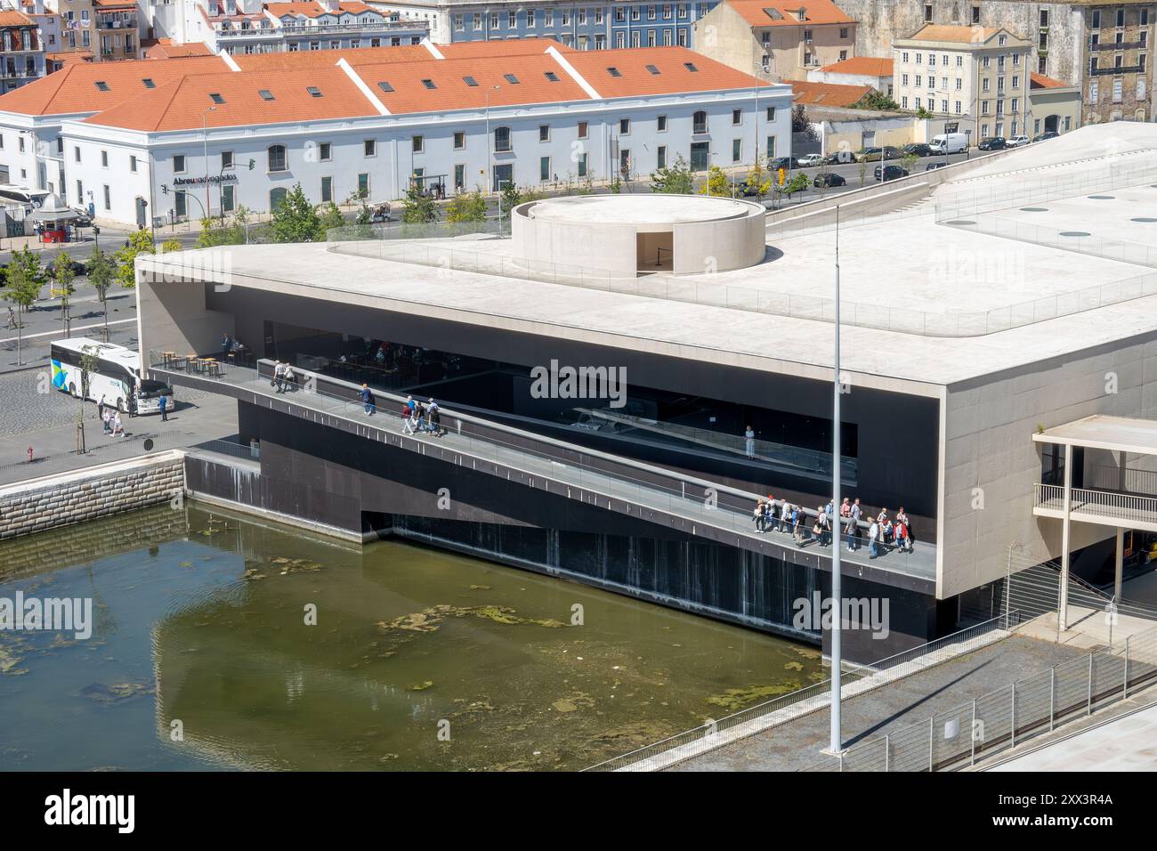 Passagiere, die am 16. April 2024 am Kreuzfahrtterminal von Lissabon, Jardim do Tabaco Quay, zu ihrem Kreuzfahrtschiff zurückkehren Stockfoto