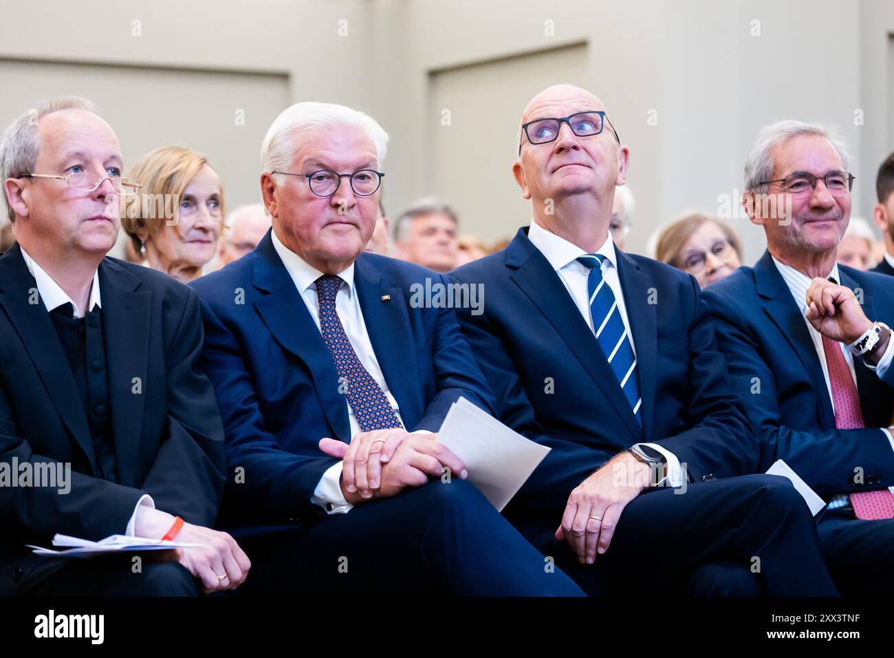 22. August 2024, Brandenburg, Potsdam: Christian Stäblein (l-r), Bischof der Evangelischen Kirche Berlin-Brandenburg-Schlesischen Oberlausitz, Bundespräsident Frank-Walter Steinmeier, Schirmherr des Wiederaufbauprojekts, Dietmar Woidke (SPD), Ministerpräsident von Brandenburg, und Matthias Platzeck (SPD), ehemaliger Ministerpräsident von Brandenburg, nehmen an der Eröffnungsfeier für den Turm der Garnisonskirche in Potsdam Teil. Die Zeremonie markiert die Wiedereröffnung des wiederaufgebauten Turms der umstrittenen Garrison Church. Die Militärkirche von 1735 wurde während des Zweiten Weltkriegs verbrannt Stockfoto