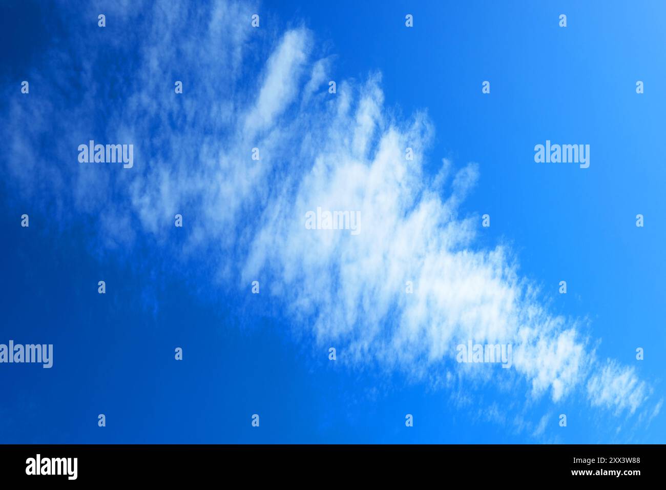 Hippe, traumhafte Zirruswolken hoch in der Atmosphäre - John Gollop Stockfoto