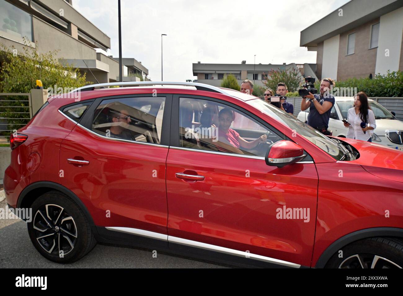 Tiziano Manzoni/LaPresse 22-08- 2024 Bergamo, Italia Cronaca Nera omicidio Sharon Verzeni Sergio Ruocco con i carabinieri sopraluogo all'abitazione della coppiaNella foto Sergio Ruocco arriva im Auto Credit: LaPresse/Alamy Live News Stockfoto