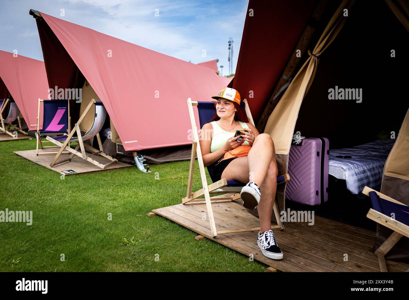 ZANDVOORT - 22.08.2024, Ein Besucher auf dem Campingplatz direkt neben dem Zandvoort Circuit, vor dem Großen Preis der niederländischen Formel 1. ANP RAMON VAN FLYMEN Stockfoto