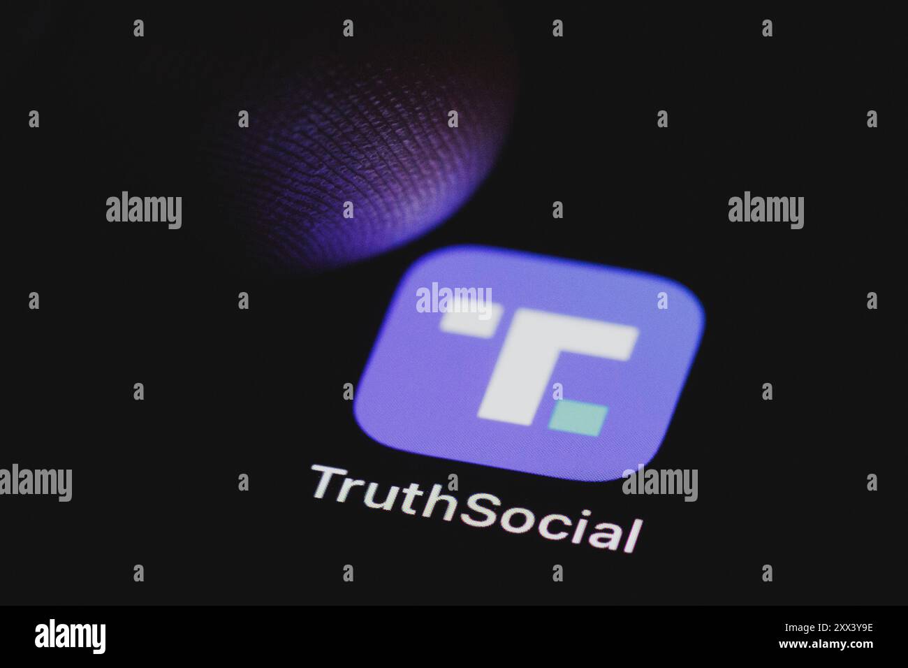 Berlin, Deutschland. August 2024. Die TruthSocial App zeichnet auch auf dem Display eines Smartphones auf. Berlin, 22. August 2024. Quelle: dpa/Alamy Live News Stockfoto