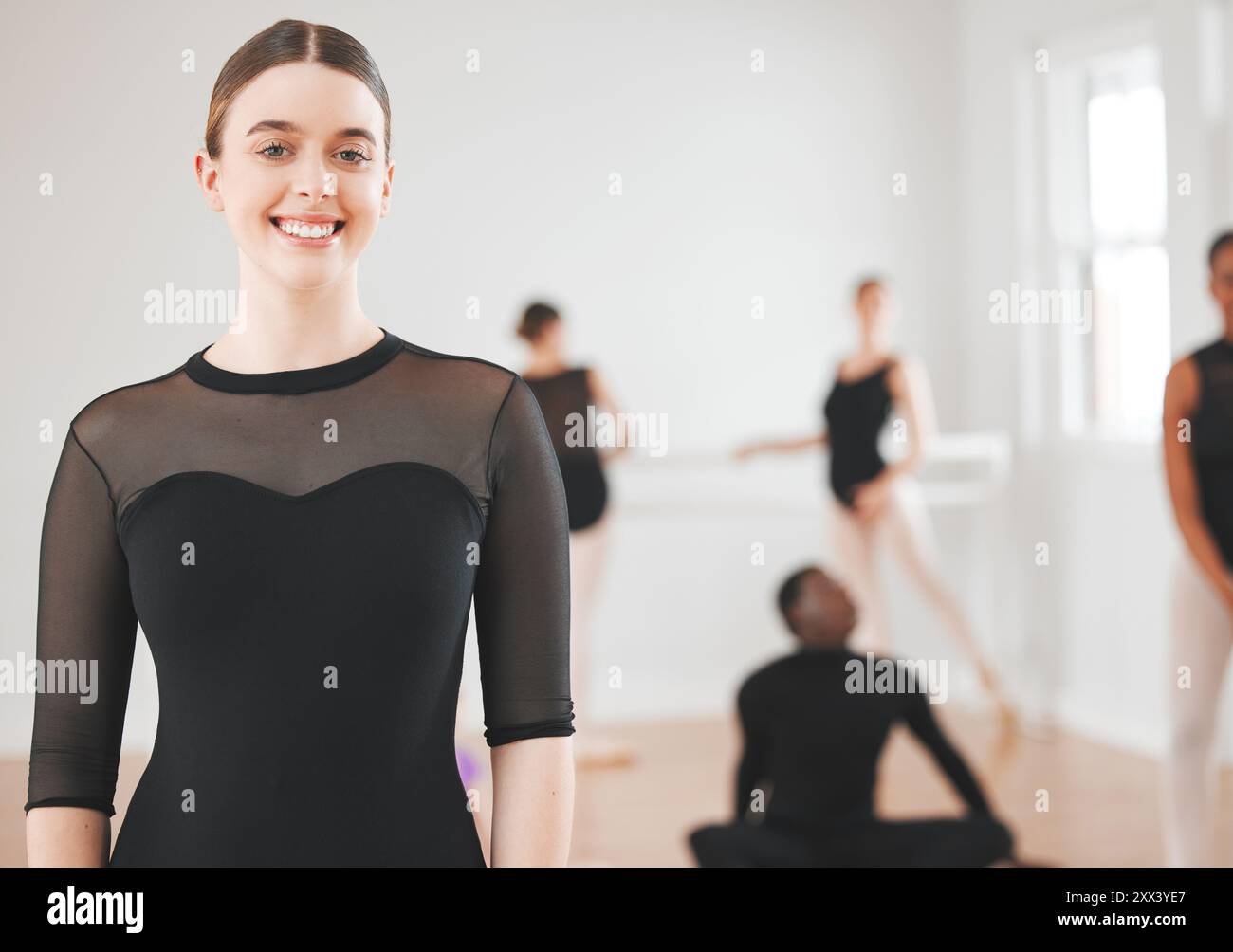 Ballett, Happy und Porträt eines Mädchens im Tanzstudio für Performancekunst, Unterricht und Selbstvertrauen. Ballerina, Lächeln und das Gesicht einer Person mit Stolz Stockfoto