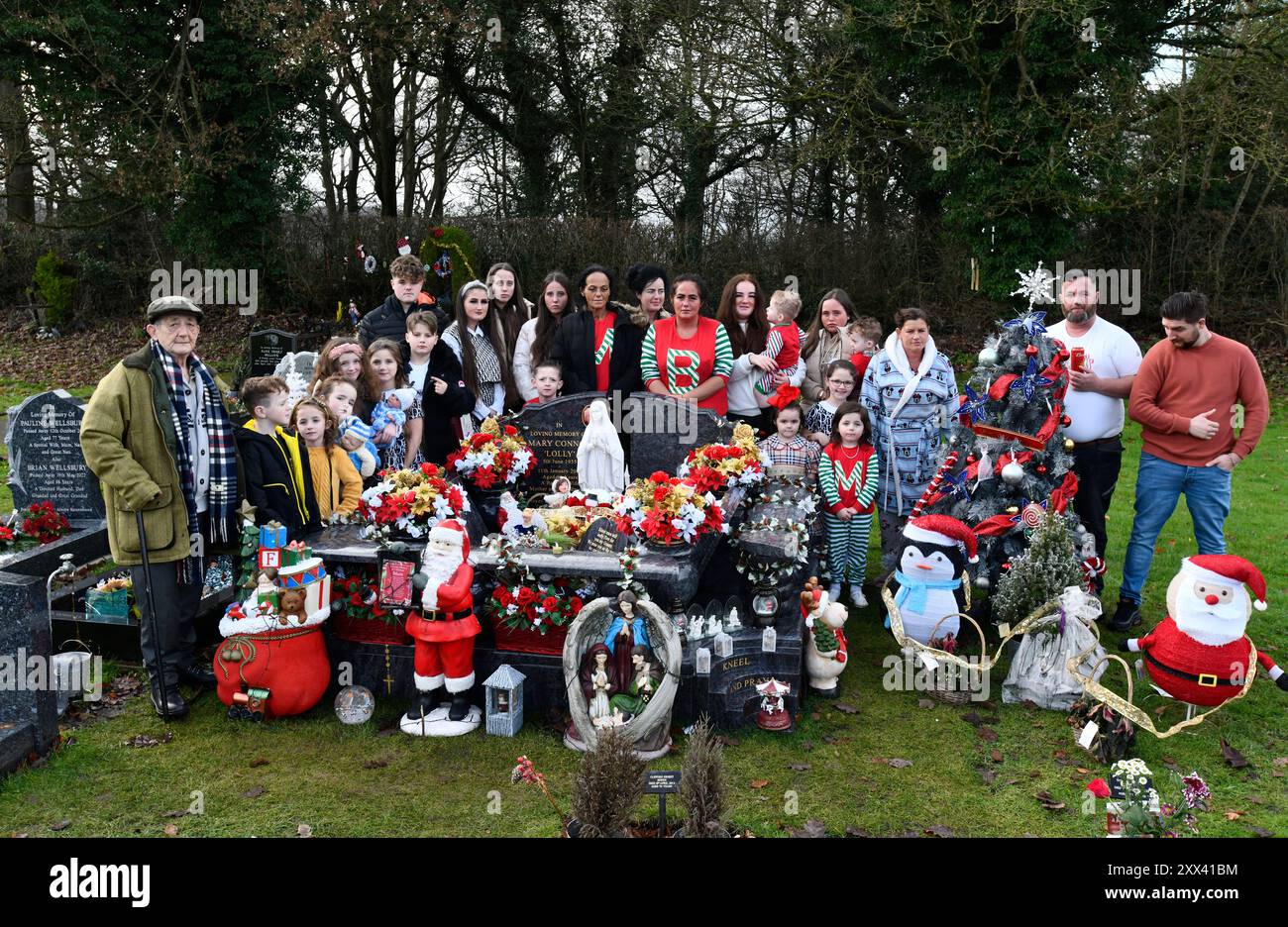 Ich erinnere mich an einen geliebten Menschen am Weihnachtstag. Jerry Connor mit seiner Familie am Grab seiner Frau Mary auf dem Castle Green Cemetery am Weihnachtstag 2022. Stockfoto