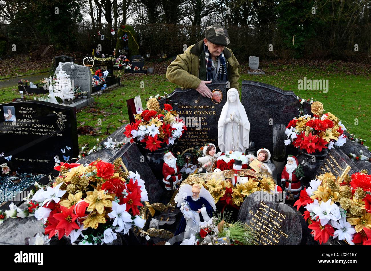 Ich erinnere mich an einen geliebten Menschen am Weihnachtstag. Jerry Connor mit seiner Familie am Grab seiner Frau Mary auf dem Castle Green Cemetery am Weihnachtstag 2022. Stockfoto