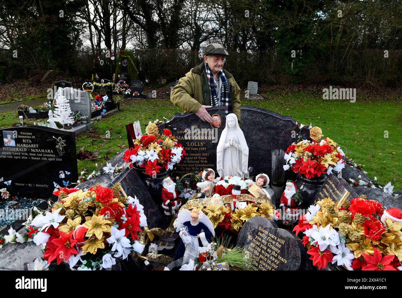 Ich erinnere mich an einen geliebten Menschen am Weihnachtstag. Jerry Connor mit seiner Familie am Grab seiner Frau Mary auf dem Castle Green Cemetery am Weihnachtstag 2022. Stockfoto