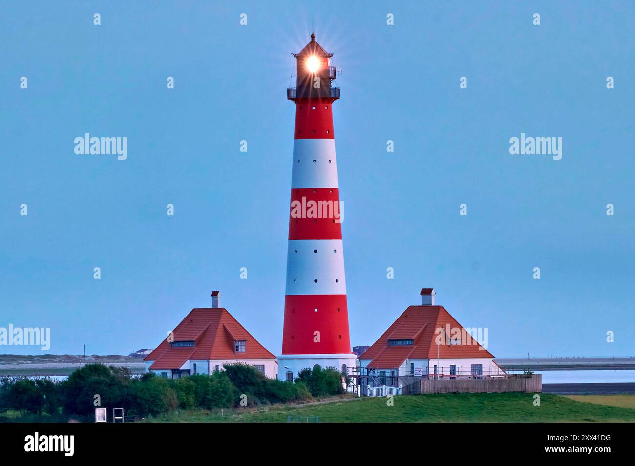 Der Leuchtturm Westerheversand steht auf einer Warft. Der Leuchtturm ...