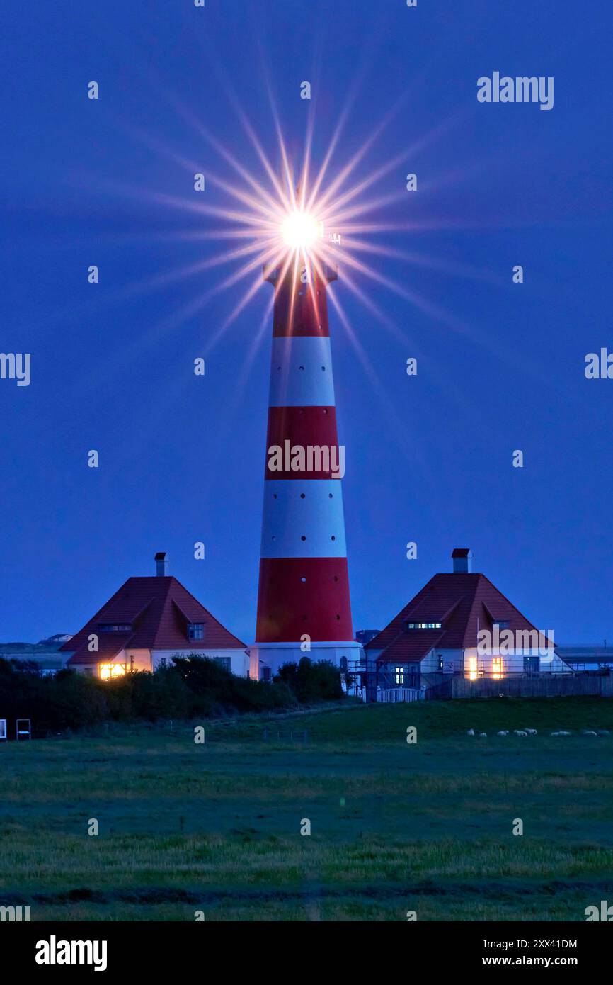 Der Leuchtturm Westerheversand steht auf einer Warft. Der Leuchtturm ...