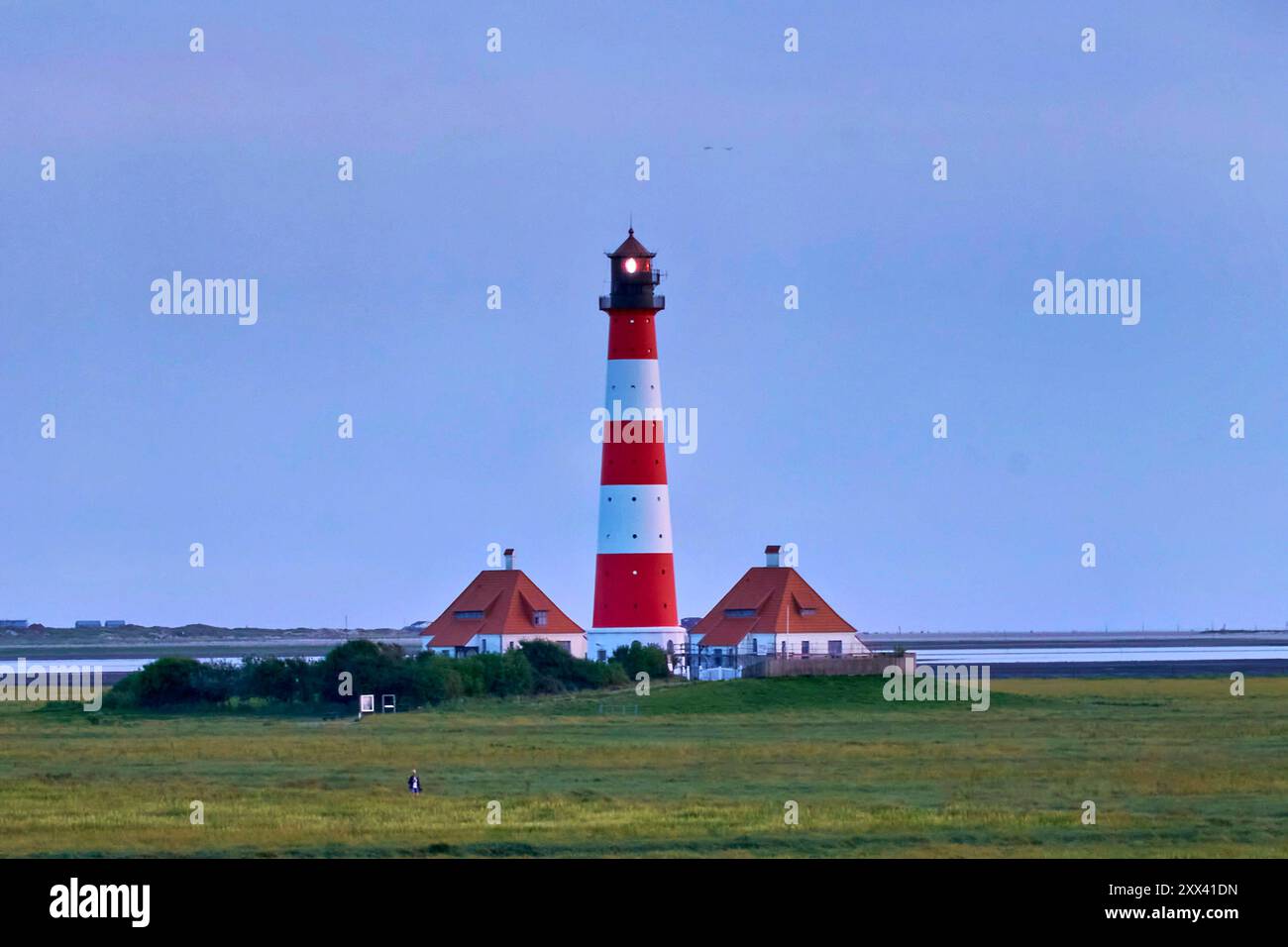 Der Leuchtturm Westerheversand steht auf einer Warft. Der Leuchtturm ...
