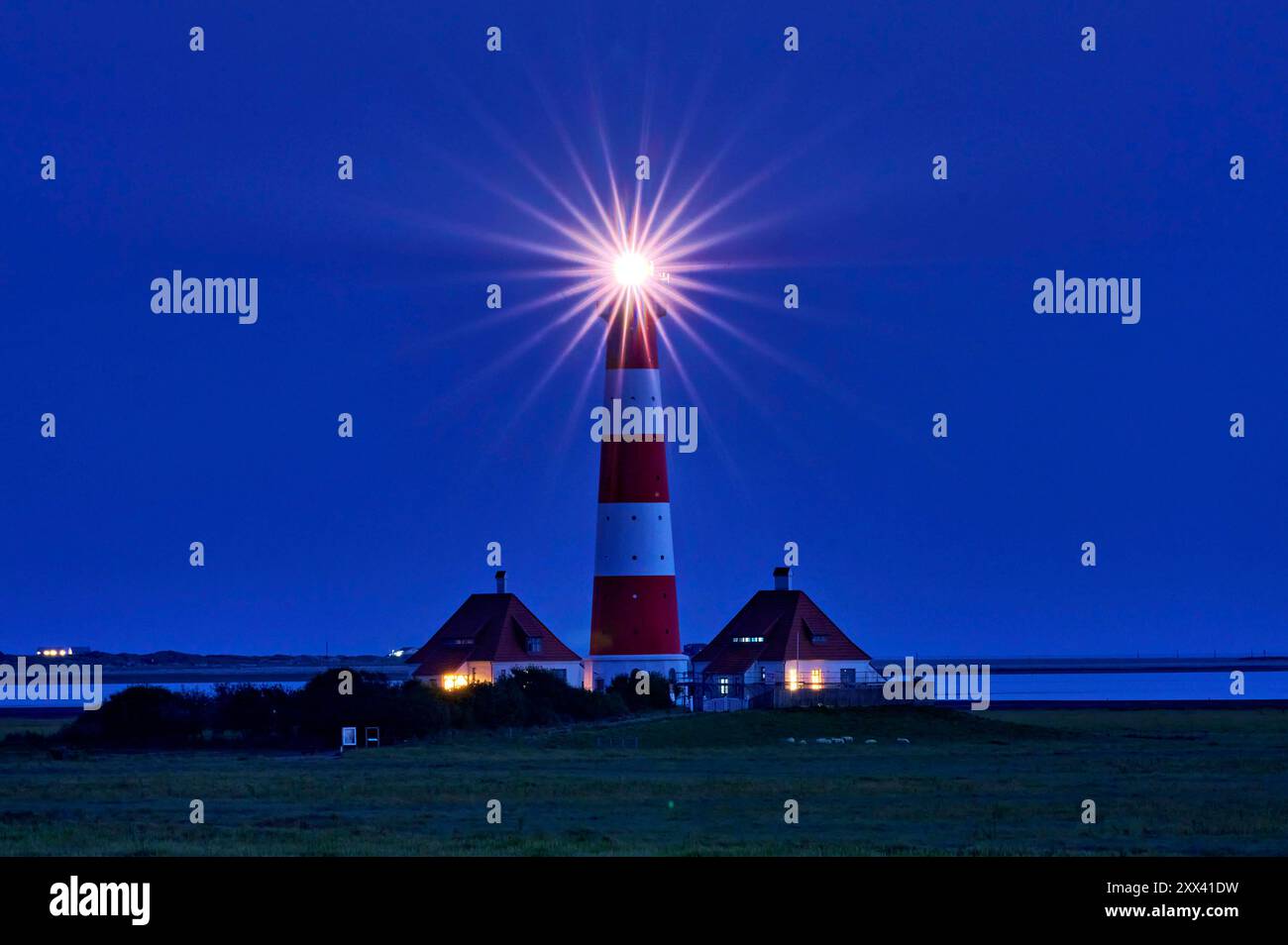 Der Leuchtturm Westerheversand steht auf einer Warft. Der Leuchtturm ...