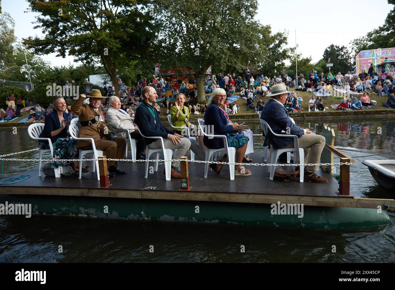 Das Hythe Venezian Fete, geschmückte Wagen, Parade entlang des Royal Military Canal in Hythe Kent, Großbritannien, am 21. August 2024. Stockfoto