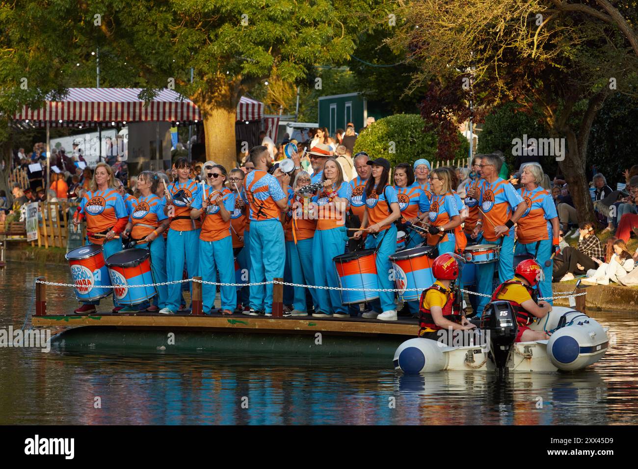 Das Hythe Venezian Fete, geschmückte Wagen, Parade entlang des Royal Military Canal in Hythe Kent, Großbritannien, am 21. August 2024. Stockfoto