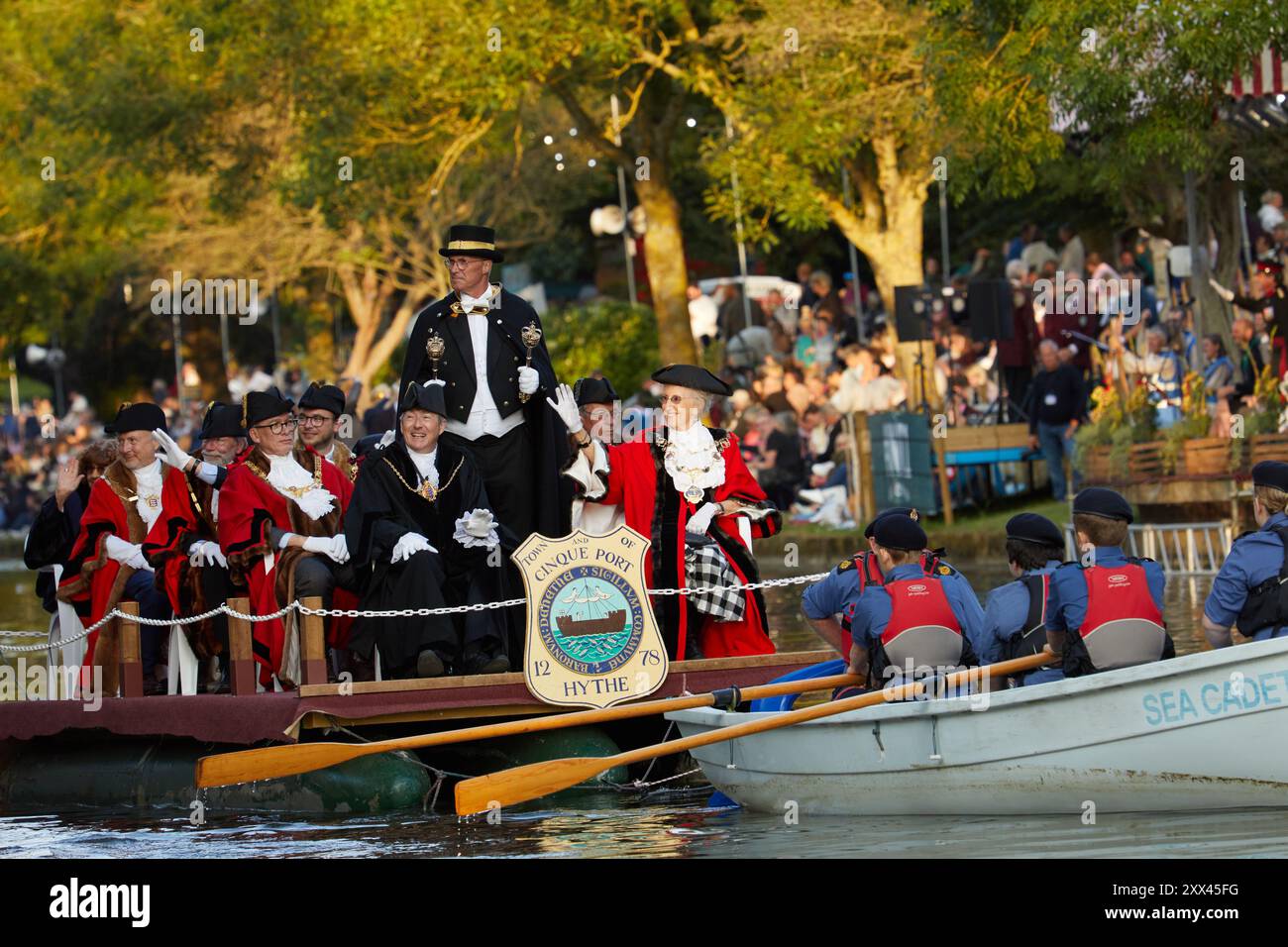 Bürgermeister aus den Cinque Ports führen die schwimmende Parade beim Hythe Venetian Fete. Dekorierte Wagen Parade entlang des Royal Military Canal in Hythe Kent, Großbritannien, 21. August 2024. Stockfoto