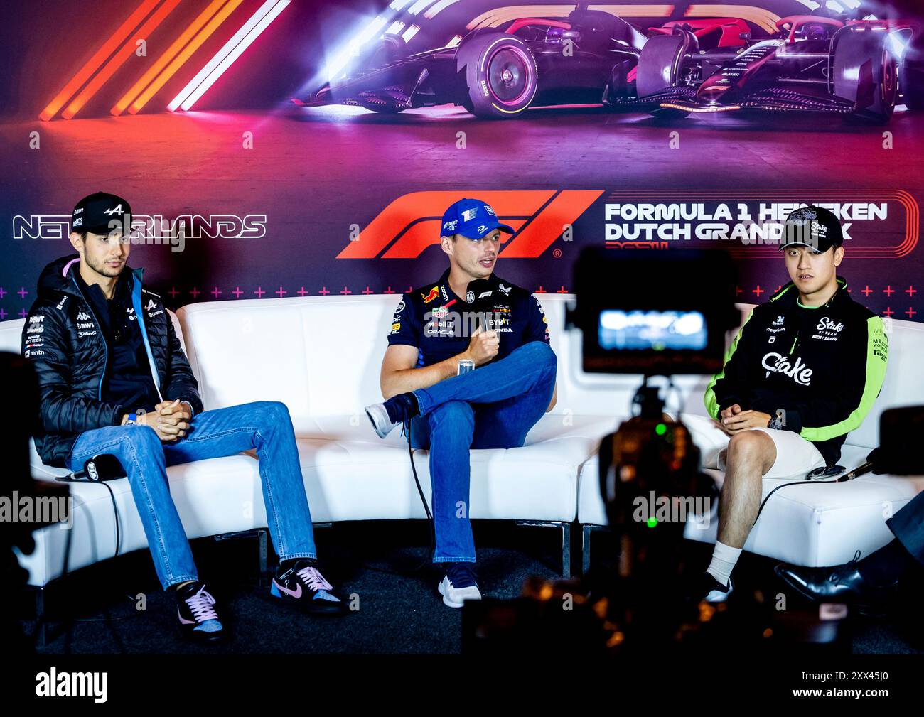 ZANDVOORT - Esteban Ocon (Alpine), Max Verstappen (Red Bull Racing) und Zhou Guanyu (Kick sauber) während der Pressekonferenz auf dem Zandvoort Circuit vor dem Großen Preis von Holland. ANP REMKO DE WAAL Stockfoto