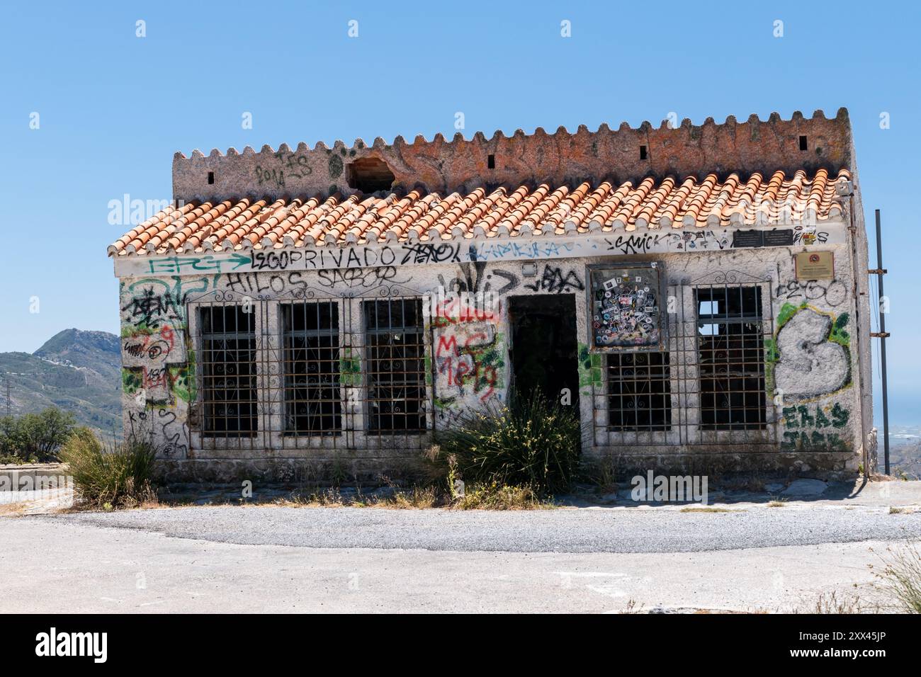 Provinz Granada, Spanien: Die mit Graffiti bedeckte Ruine des Restaurants Casa de la Cabra Monte in den Bergen der Sierra Almijara. Stockfoto