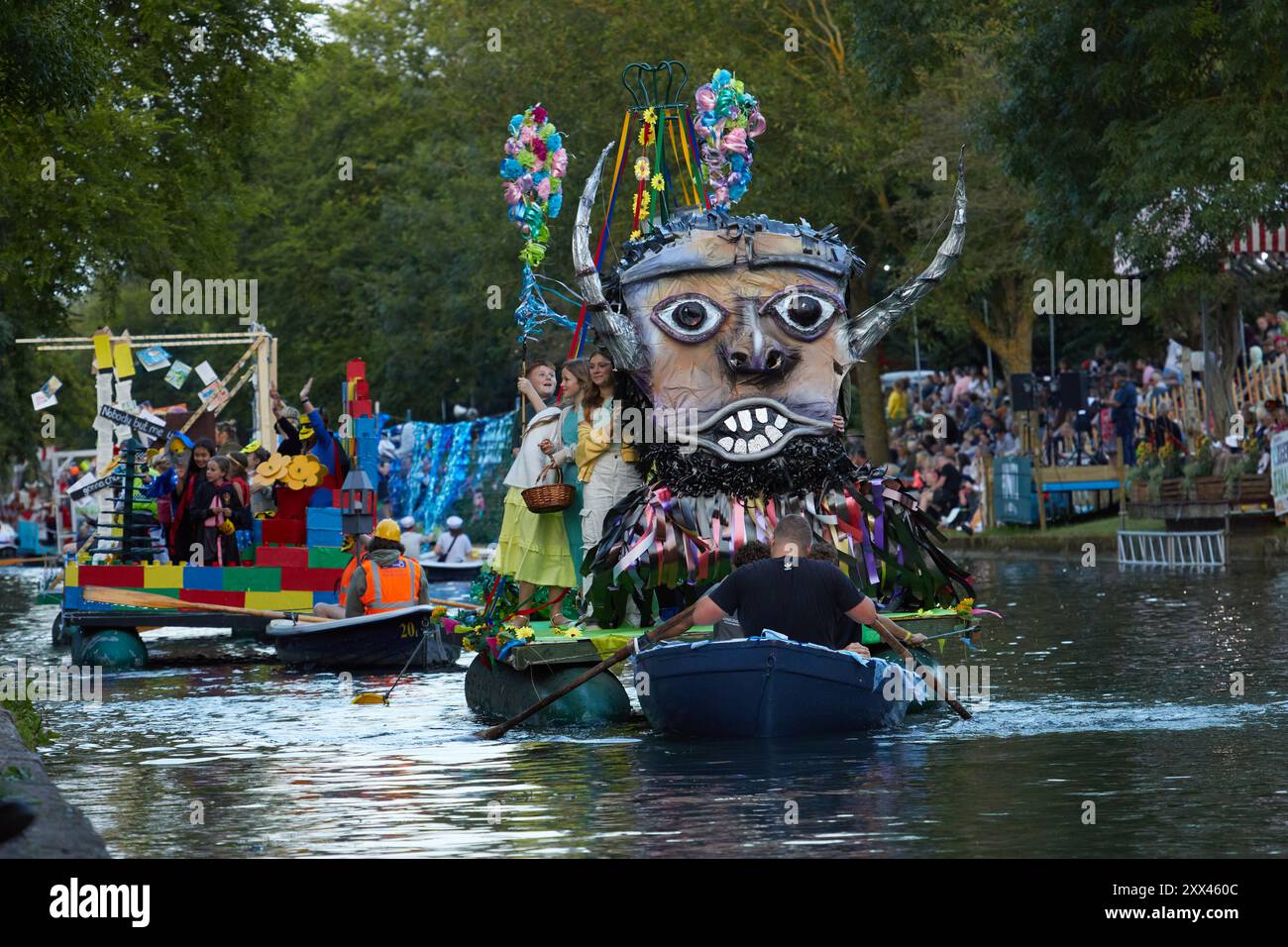 Eine Prozession von dekorierten Booten und Lastkähnen bildet eine schwimmende Parade entlang des Royal Military Canal in Hythe Kent, Großbritannien, am 21. August 2024. Stockfoto