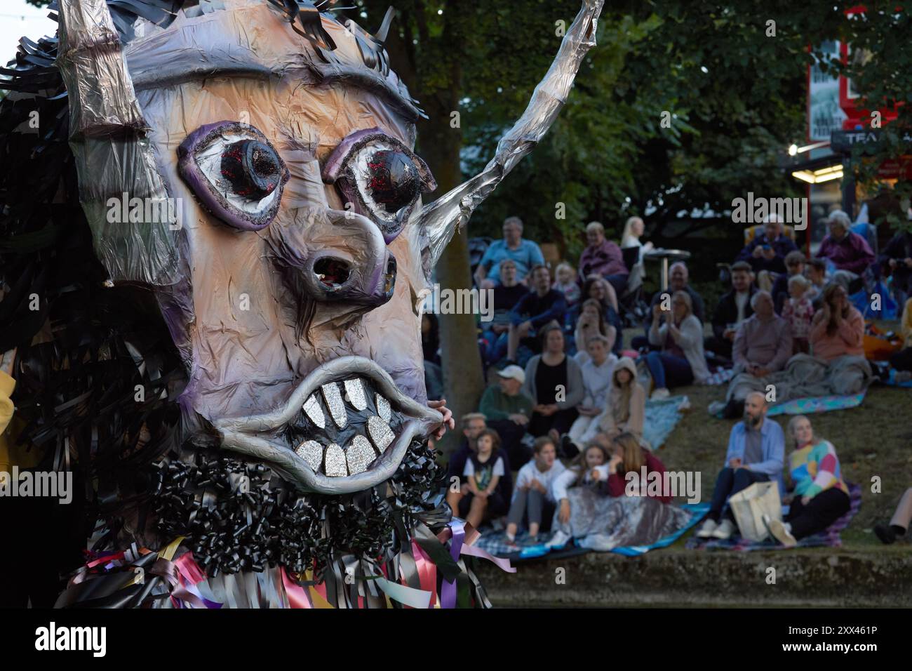 Eine Prozession von dekorierten Booten und Lastkähnen bildet eine schwimmende Parade entlang des Royal Military Canal in Hythe Kent, Großbritannien, am 21. August 2024. Stockfoto