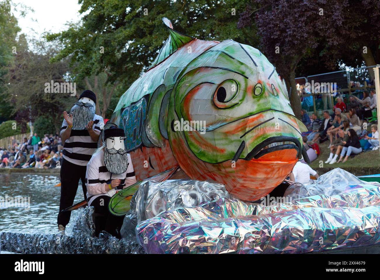 Das Hythe Venezian Fete, geschmückte Wagen, Parade entlang des Royal Military Canal in Hythe Kent, Großbritannien, am 21. August 2024. Stockfoto