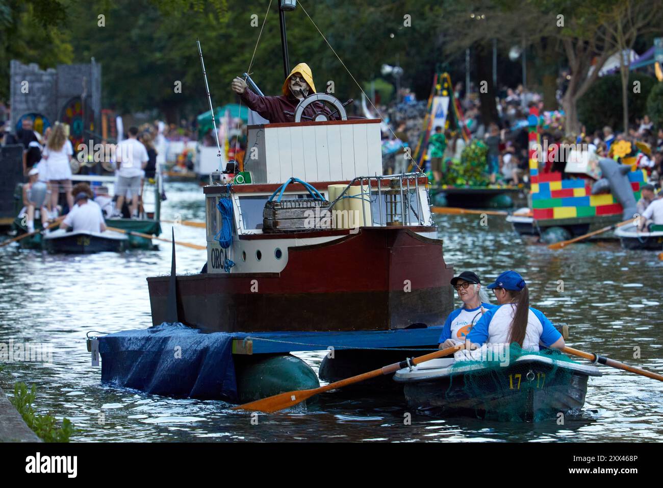 Das Hythe Venezian Fete, geschmückte Wagen, Parade entlang des Royal Military Canal in Hythe Kent, Großbritannien, am 21. August 2024. Stockfoto