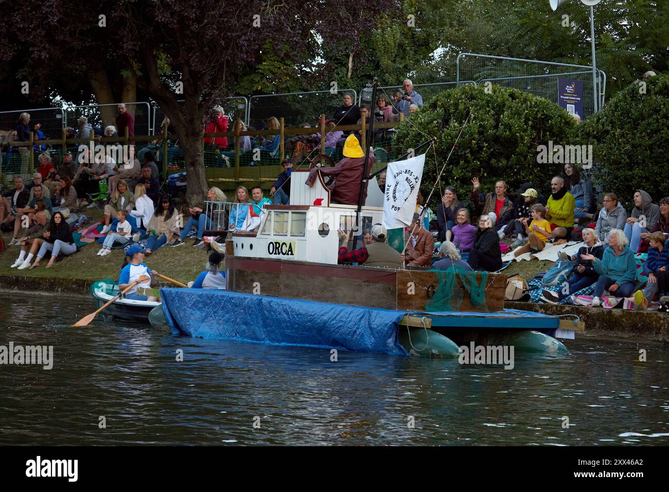 Eine Prozession von dekorierten Booten und Lastkähnen bildet eine schwimmende Parade entlang des Royal Military Canal in Hythe Kent, Großbritannien, am 21. August 2024. Stockfoto