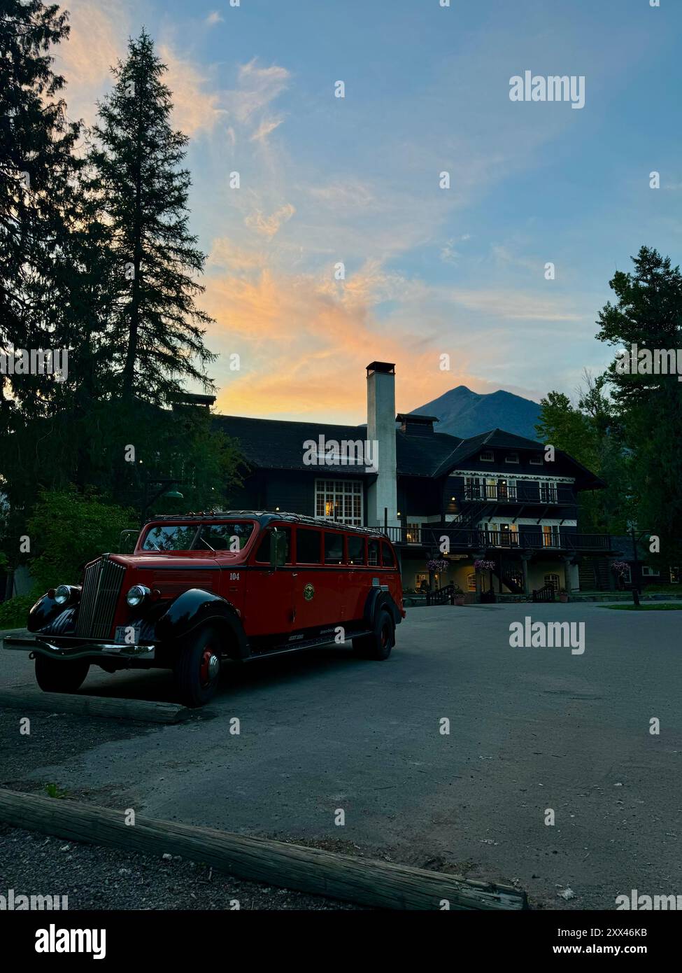 Ein klassisches Fahrzeug befindet sich außerhalb der wunderschönen Lake McDonald Lodge in der Nähe von Apgar im Glacier National Park, MT. Stockfoto