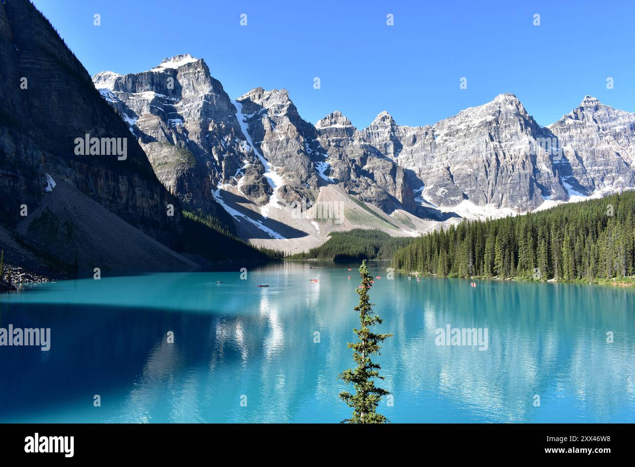 Die lebendige Farbe des Moraine Lake erstrahlt in den umliegenden Bergen. Stockfoto