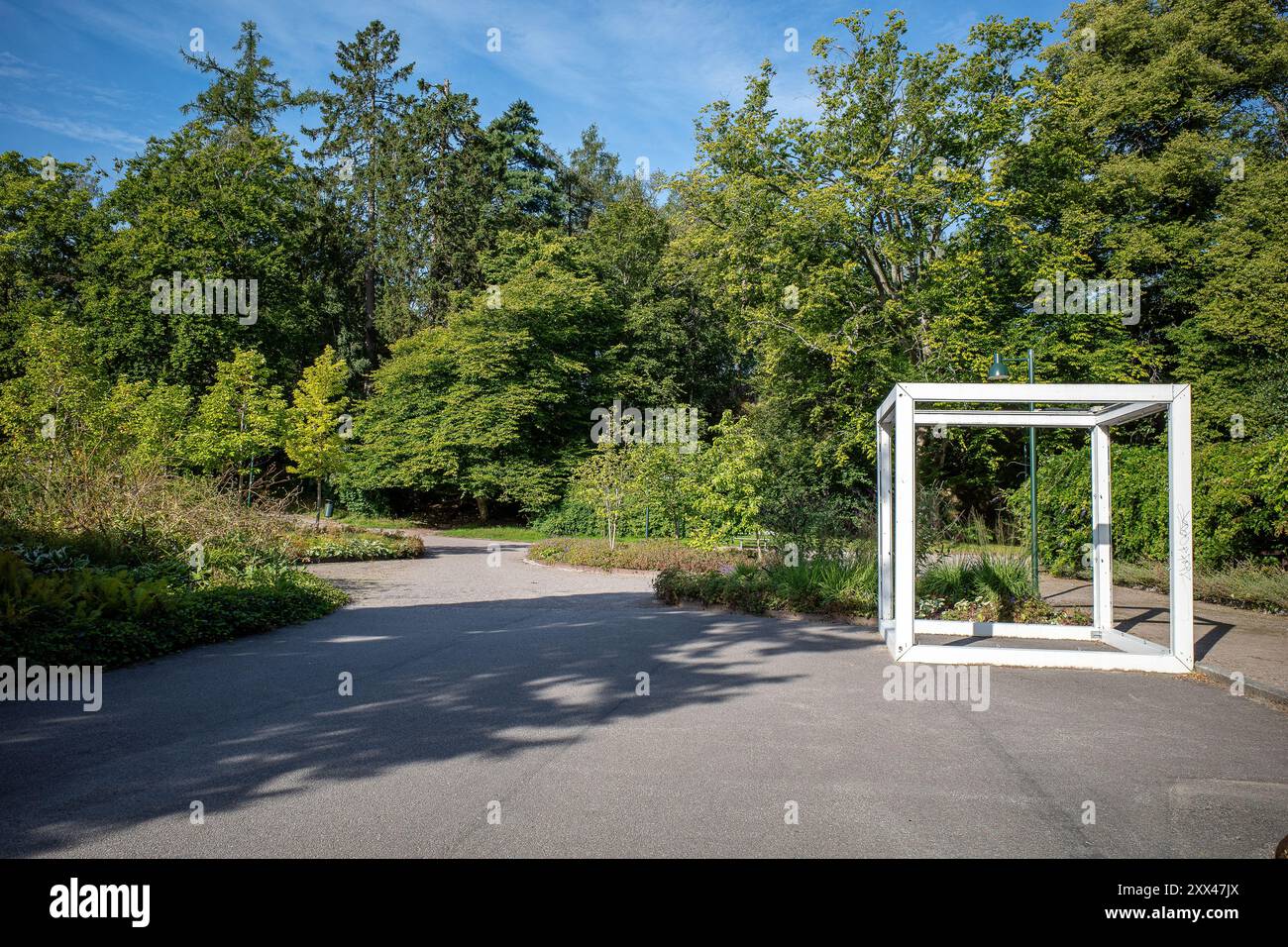 Sonniger Sommertag im berühmten Park Trädgårdsföreningen. Dies ist ein historischer Park in Linköping, einer berühmten Universitätsstadt in Schweden. Stockfoto