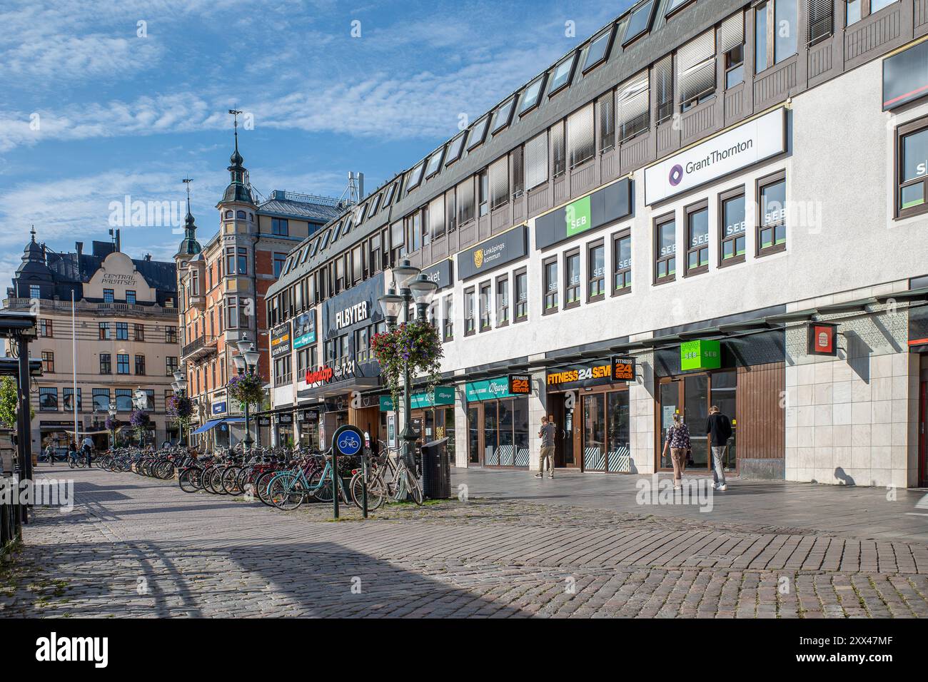 Das Einkaufszentrum Filbyter House am Stora Torget (der große Platz) in Linköping an einem ruhigen, sonnigen Sommermorgen in Schweden Stockfoto
