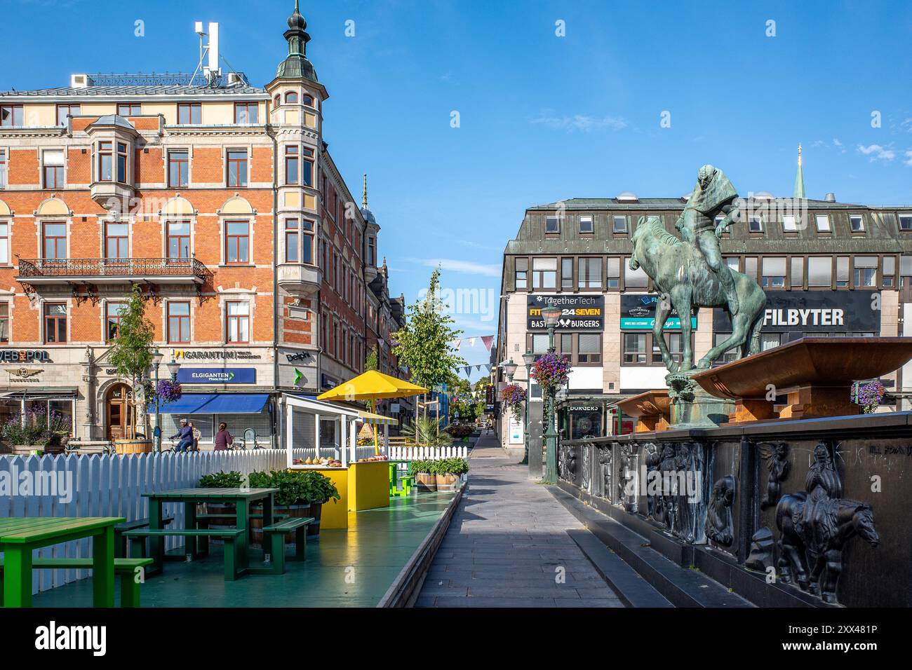 Stora Torget (der große Platz) mit der berühmten Skulptur des Folke Filbyter von Carl Milles in Linköping an einem ruhigen, sonnigen Sommermorgen in Schweden Stockfoto