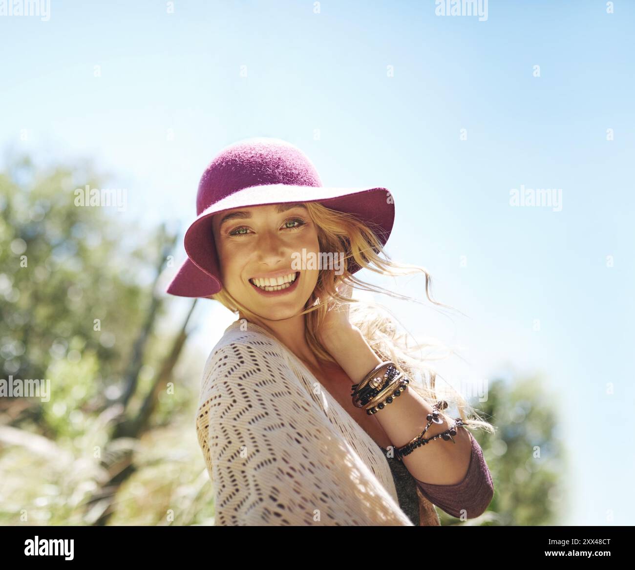 Hut, Lächeln und Porträt einer Frau im Freien bei einer Tour durch den Nationalpark im Urlaub, Kurzurlaub oder Abenteuer. Glücklich, Natur und weibliche Person im Feld Stockfoto