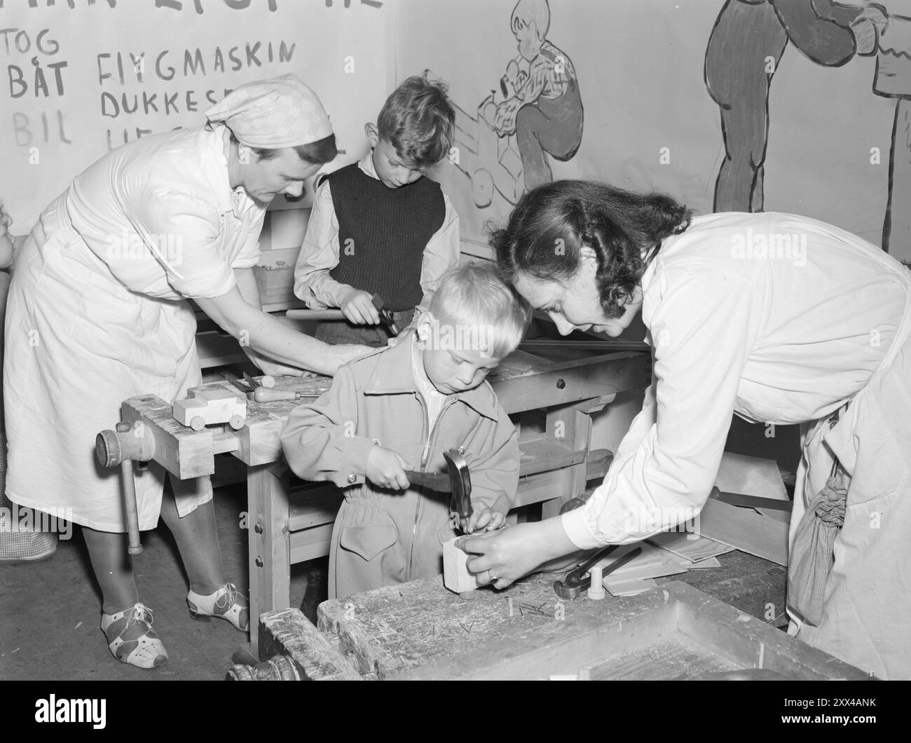 Aktuell 12-1949: Kinderparadies die Einrichtung "Hausfrauen" organisiert eine "Jubiläumswoche", um Geld für den Betrieb neuer Kindergärten zu sammeln. Sie haben bereits 12 Kindergärten in Betrieb, die zu 50 % von der Gemeinde Oslo gedeckt werden, während der Rest privat aufgebracht werden muss. In dieser Woche erhielten sie weit über 100 000 NOK. Hier aus Håndverkeren in Oslo. - Keine Angst, Andreas Vigmostad, 5 Jahre alt, schlug den Nagel auf den Kopf, als er seinen eigenen großen Truck baute. Foto; Sverre A. Børretzen / aktuell / NTB ***FOTO NICHT VERARBEITET*** dieser Bildtext ist automatisch übertragen Stockfoto
