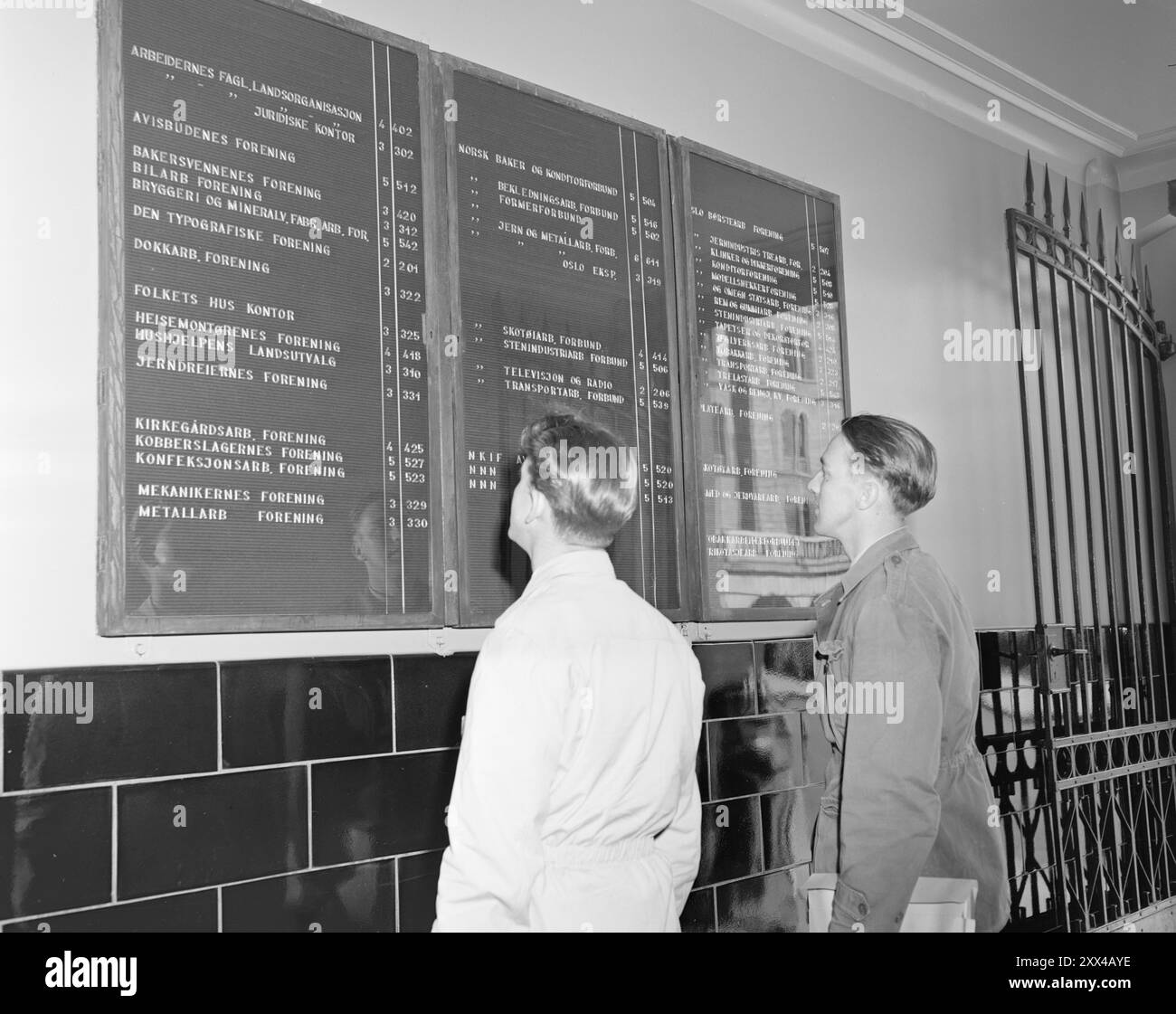 Aktuell 11-1949: Jubiläumsbesuch im LabyrinthPeople's House in Oslo. - In Folkets Hus finden Sie die Büros großer Verbände und kleiner Gewerkschaften, Sitzungsräume, Sitzungssäle und das Management der Nationalen Organisation. Die Vorstände bilden einen Querschnitt der gesamten gewerkschaftsbewegung. Foto; Sverre A. Børretzen / aktuell / NTB ***FOTO NICHT VERARBEITET*** dieser Bildtext wird automatisch übersetzt Stockfoto