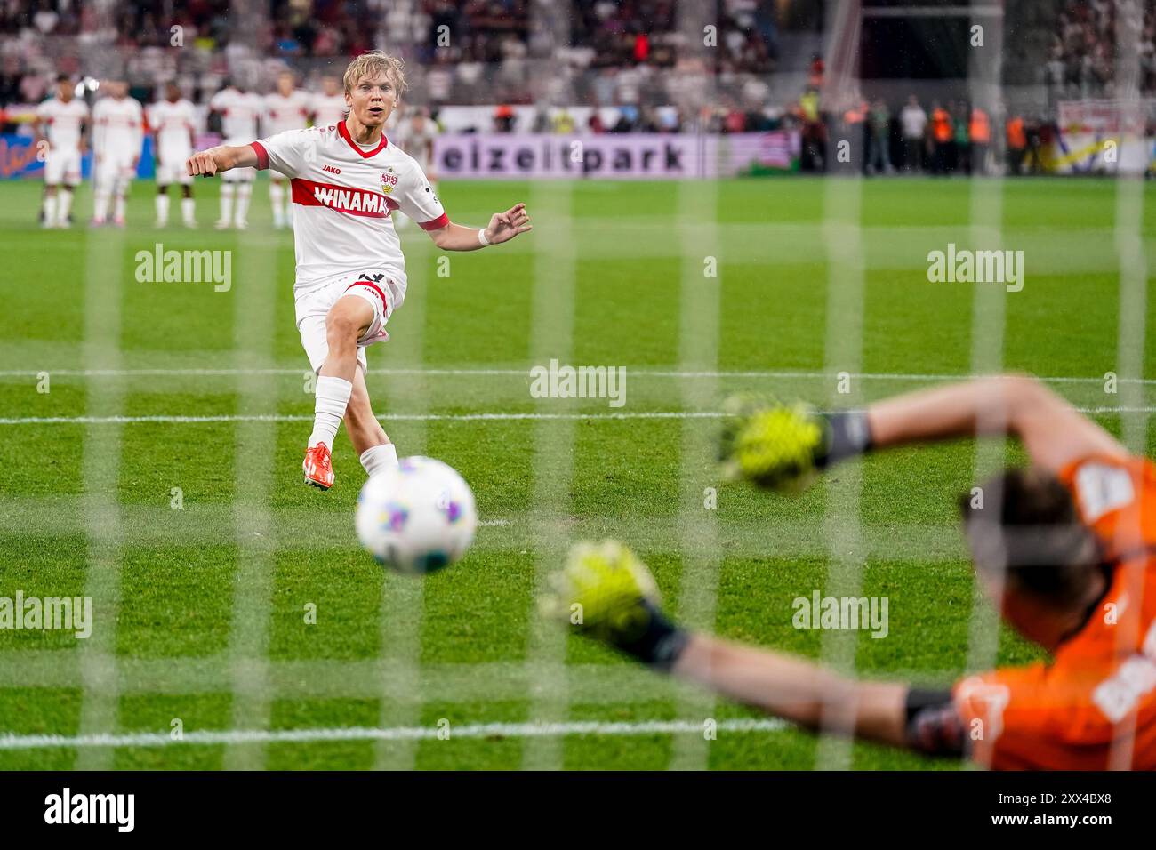 LEVERKUSEN, DEUTSCHLAND - 17. AUGUST: Bayer 04 Leverkusener Torhüter Lukas Hradecky rettet den Versuch von Frans Kratzig vom VfB Stuttgart im Elfmeter Stockfoto