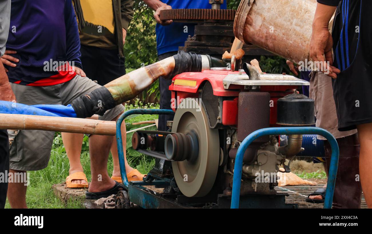Ein Bild einer Wasserpumpe, die vorbereitet ist, um Hochwasser aus einer Gemeinde abzuleiten, und die Anstrengungen zur Bekämpfung der Auswirkungen schwerer Überschwemmungen erfasst. Stockfoto