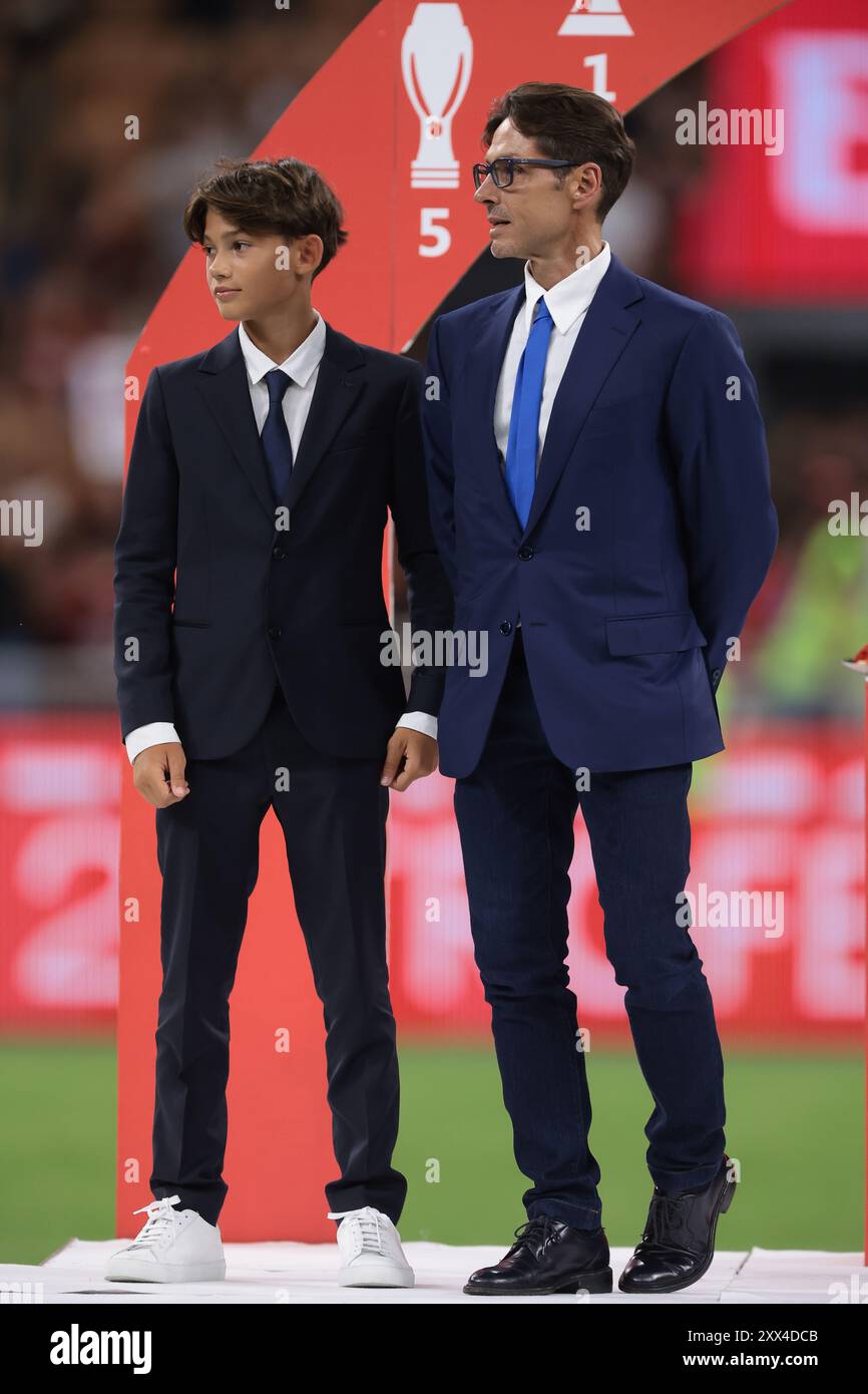 Mailand, Italien. August 2024. Pier Silvio Berlusconi und sein Sohn Lorenzo Mattia Berlusconi auf der Bühne während der Siegerehrung des Trofeo Luigi Berlusconi Spiels in Giuseppe Meazza, Mailand. Der Bildnachweis sollte lauten: Jonathan Moscrop/Sportimage Credit: Sportimage Ltd/Alamy Live News Stockfoto