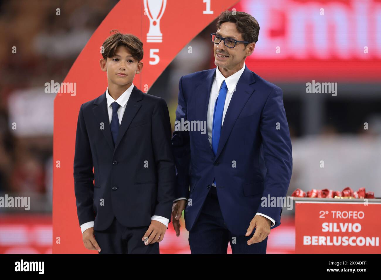 Mailand, Italien. August 2024. Pier Silvio Berlusconi und sein Sohn Lorenzo Mattia Berlusconi auf der Bühne während der Siegerehrung des Trofeo Luigi Berlusconi Spiels in Giuseppe Meazza, Mailand. Der Bildnachweis sollte lauten: Jonathan Moscrop/Sportimage Credit: Sportimage Ltd/Alamy Live News Stockfoto