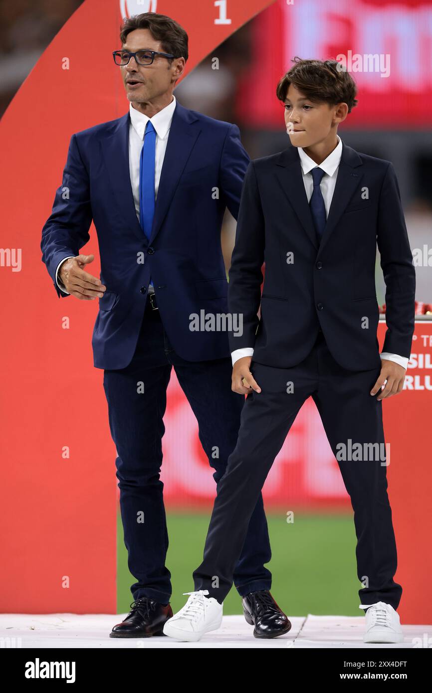 Mailand, Italien. August 2024. Pier Silvio Berlusconi und sein Sohn Lorenzo Mattia Berlusconi auf der Bühne während der Siegerehrung des Trofeo Luigi Berlusconi Spiels in Giuseppe Meazza, Mailand. Der Bildnachweis sollte lauten: Jonathan Moscrop/Sportimage Credit: Sportimage Ltd/Alamy Live News Stockfoto