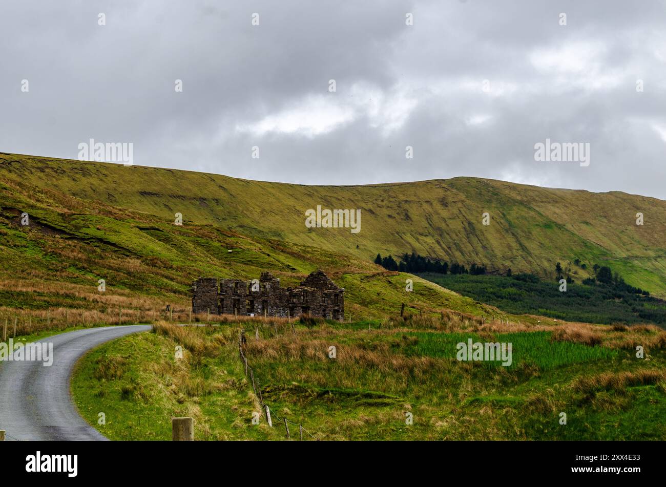 Ruinen einer alten Schule im Gleniff Valley in den Dartry Mountains mit einer Straße, die hinauf führt Stockfoto