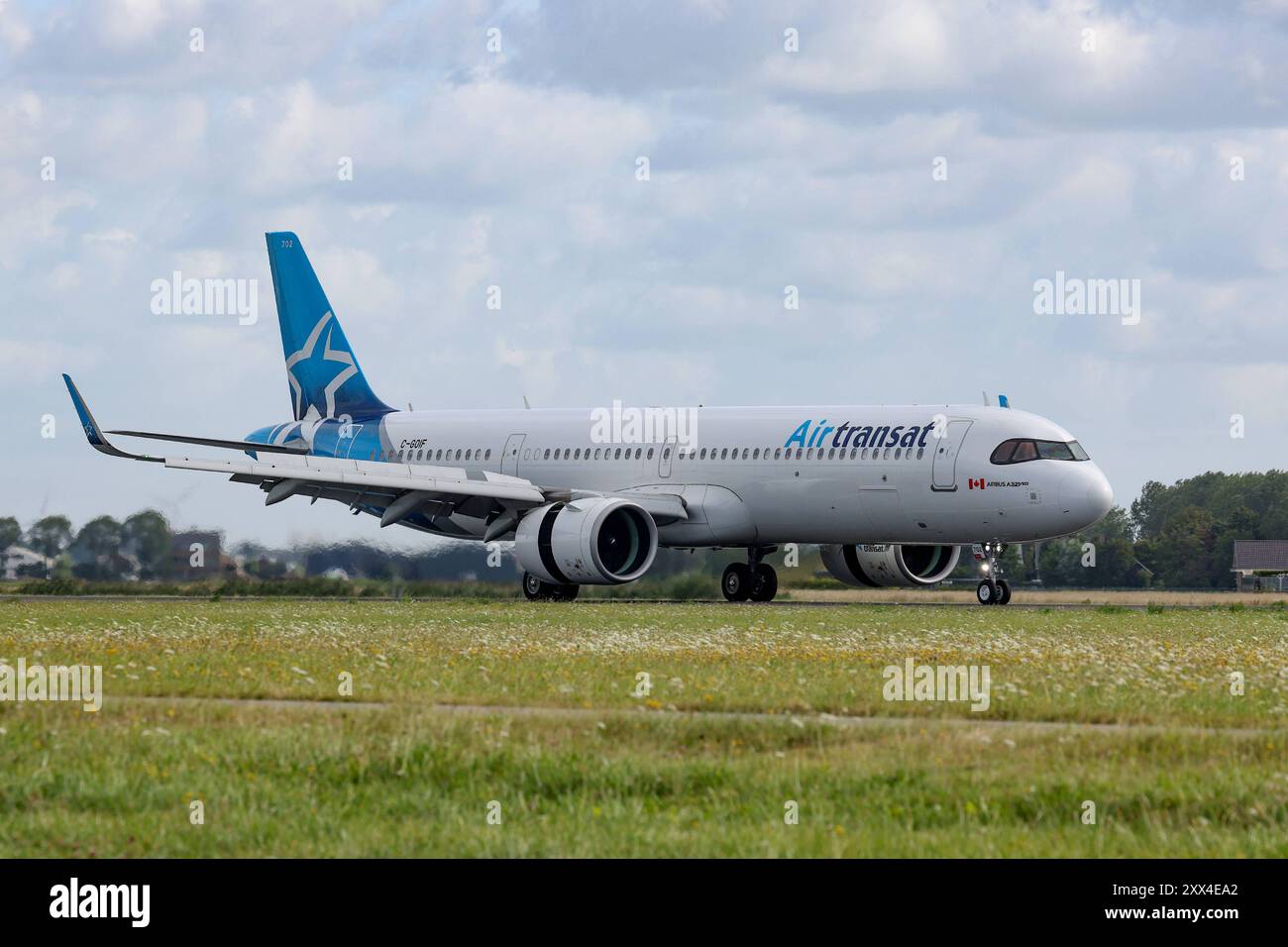 Ein Flugzeug der Fluggesellschaft Air Transat, Airbus A321-271NX, Kennung C-GOIF ist auf dem Flughafen Amsterdam Schiphol gelandet Flughafen Amsterdam Schiphol am 21.08.2024 in Amsterdam/Niederlande. *** Ein Air Transat-Flugzeug, Airbus A321 271NX, Eintragungszeichen C GOIF, ist am 21. 08 2024 in Amsterdam, Niederlande, am Flughafen Amsterdam Schiphol gelandet Stockfoto